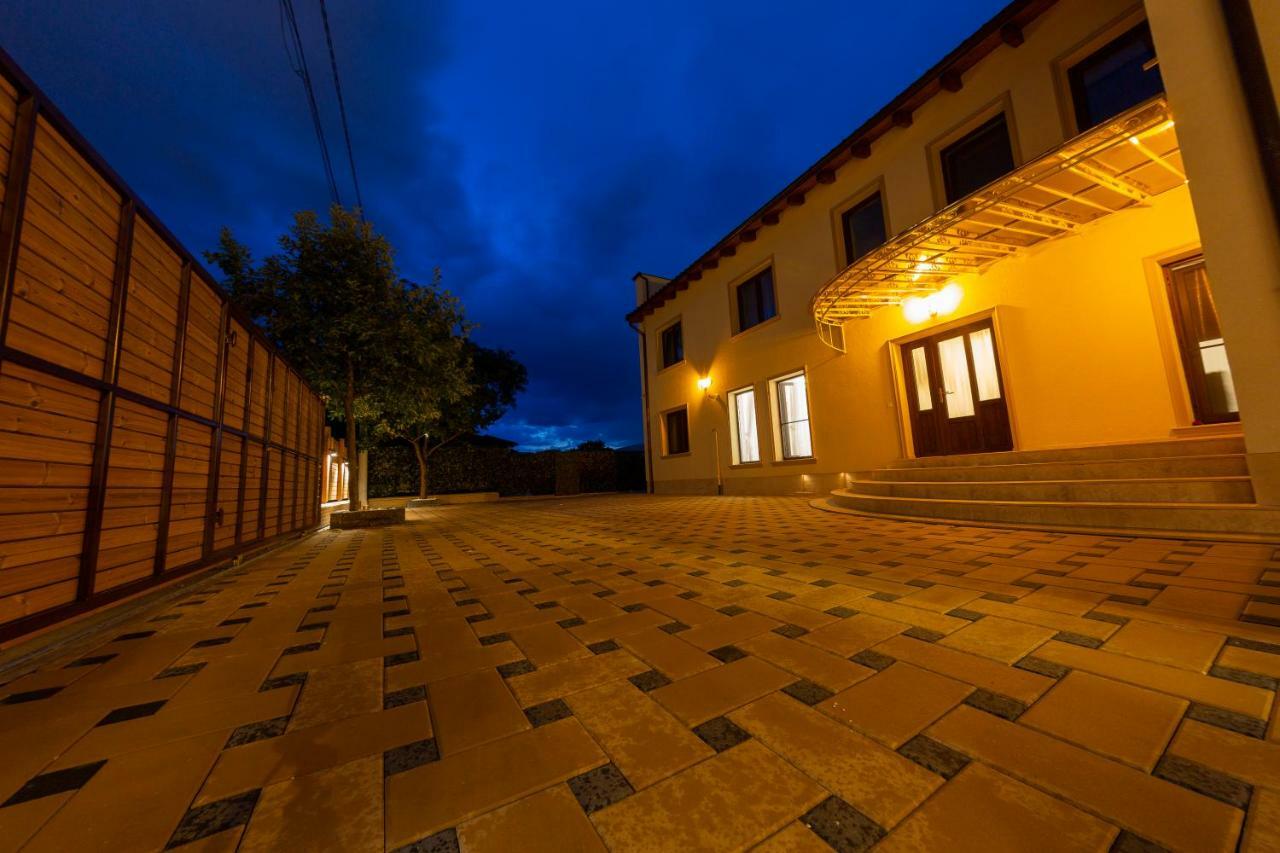 Casa Cu Nuc Hotel Alba Iulia Buitenkant foto